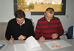 Joan Ors (SUNRED) and Stanislav Matjovsk (CSMS) are signing the contract for the year 2008 in Barcelona (Martorell)