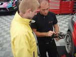 Jeden z mechanik ukazuje Michalovi co zapinilo poruchu erpadla