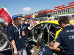 Michal Matjovsk a Ji Jank ped startem zvodu FIA WTCC u vozu Itala Gabriele Tarquiniho