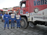 Posdka tatry 815 4x4 (zleva) Milan Drzda, Zdenk Novk a Vclav Svoboda na vyhlen vsledk v centru Zagan, nedle 26.10.2014