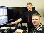 Michal Matjovsk spolu s majitelem firmy Motorsport Simulator Petrem Lisou bhem jzd na zvodnm trenaeru