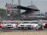 Michal Matjovsk s vozem BMW 320si krtce po startu v zvodech FIA ETCC na okruhu Slovakia Ring