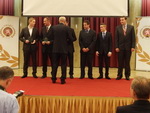 Michal Matjovsk (prvn zleva) pevzal od AR ocenn za vsledky dosaen v roce 2014